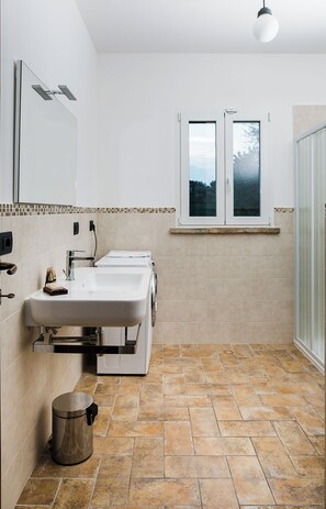 Dusche, Haartrockner, Bidet, Handtücher