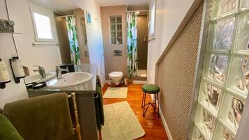 Secador de pelo, toallas, papel higiénico