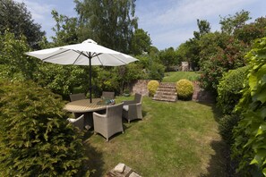 Outdoor dining - Rose Cottage - a self catering cottage that sleeps 4 guests in 2 bedrooms (Kings Lynn)