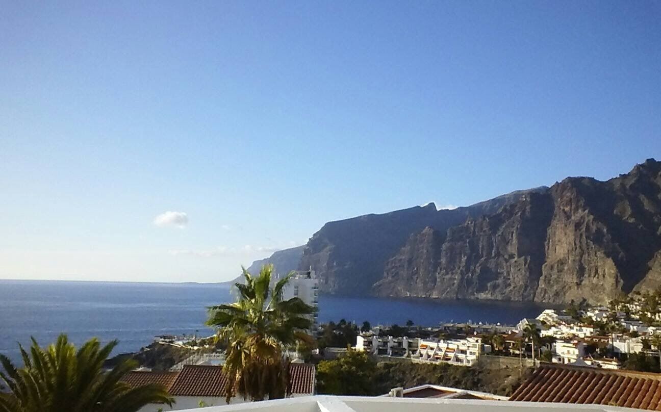  Magnificent sea & cliff views, Las Rosas Air con villa with heated pool.