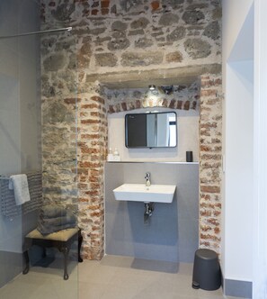 Bathtub, hair dryer, towels - The Garden Rooms @ Drumagosker Rural Retreats (Limavady)