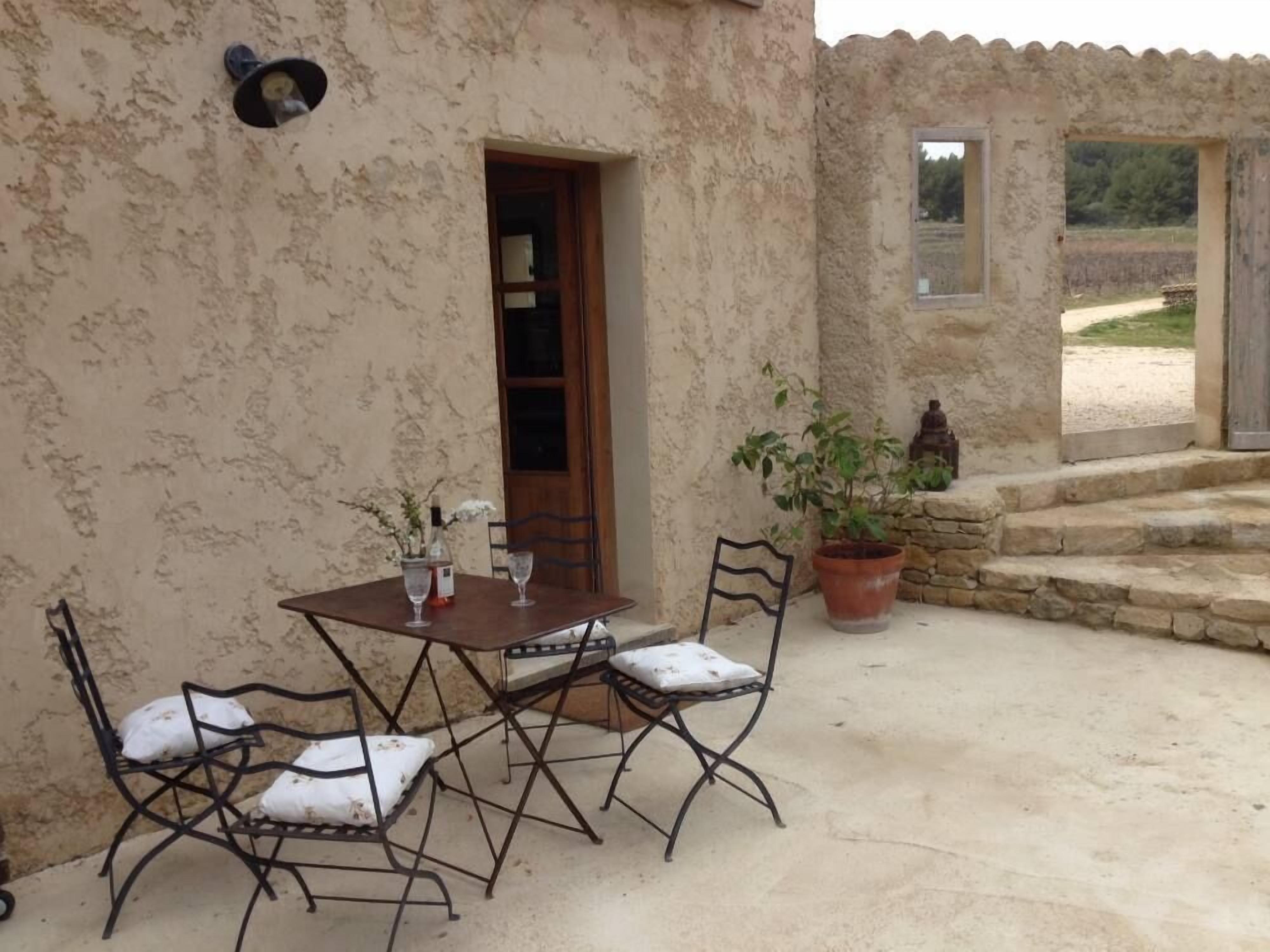 Charming guesthouse amidst vineyards