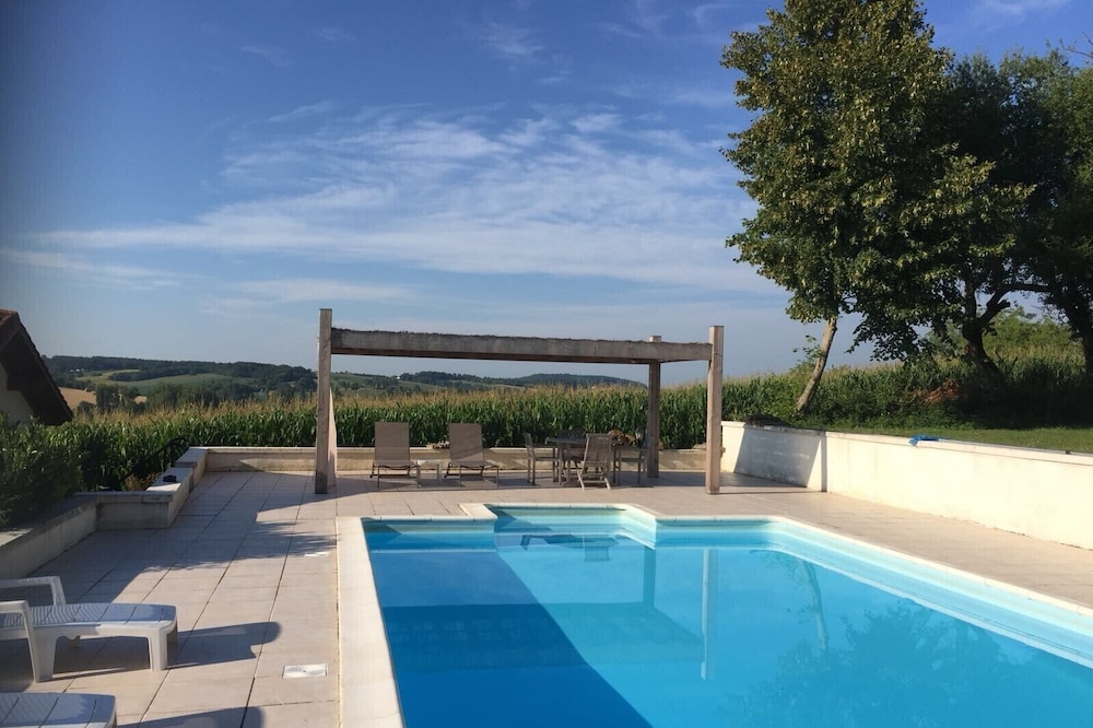 Family holiday home in the Dordogne with pool and great views sleeps 4