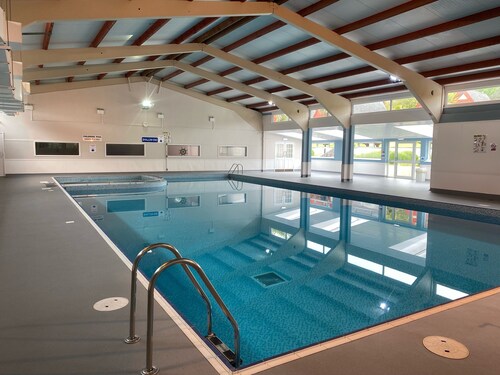 Seaside chalet, free WiFi, swimming pool, pubs near by, friendly holiday park.