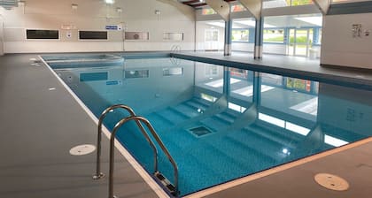 Seaside chalet, free WiFi, swimming pool, pubs near by, friendly holiday park.
