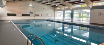 Seaside chalet, free WiFi, swimming pool, pubs near by, friendly holiday park.