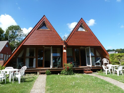 Seaside chalet, free WiFi, swimming pool, pubs near by, friendly holiday park.