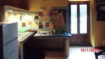 Frigorifero, microonde, piano cottura, macchina per tè/caffè