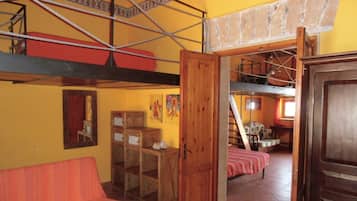2 Schlafzimmer, Schreibtisch, schallisolierte Zimmer