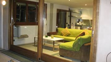 Smart-TV, DVD-Player, Tischfußball, Tischtennisplatte