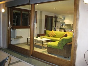 Smart-TV, DVD-Player, Tischfußball, Tischtennisplatte