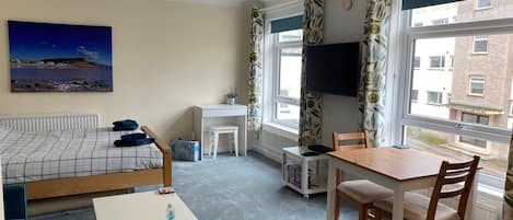 1 dormitori, planxa i posts de planxar, wifi gratuïta i roba de llit