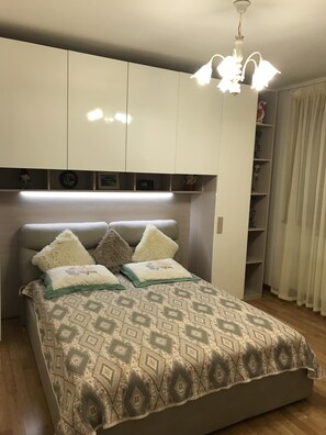 2 slaapkamers, een kluis op de kamer, een strijkplank/strijkijzer