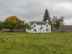 Exterior - Farmhouse at foot of the Munro Schiehallion 'fairy hill of the Caledonians' (Pitlochry)
