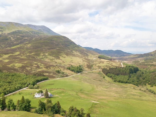 Golf - Farmhouse at foot of the Munro Schiehallion 'fairy hill of the Caledonians' (Pitlochry)