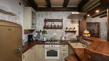 Kühlschrank, Mikrowelle, Ofen, Geschirrspüler