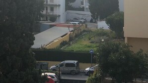 Un quartier résidentiel avec des immeubles à plusieurs étages, une rue bien visible et un ciel dégagé.