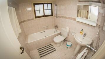 Vila | Banheiro | Banheira e chuveiro separados, secador de cabelo, bidê, toalhas de banho