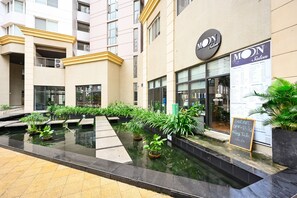 Una piscina al aire libre