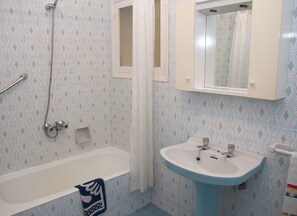 Combined shower/bathtub, bidet, towels, soap