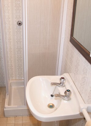Combined shower/bathtub, bidet, towels, soap