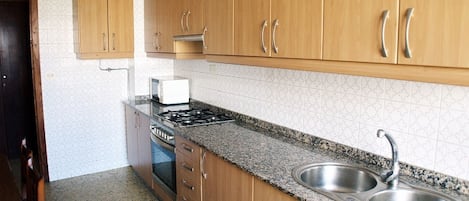 Fridge, microwave, oven, coffee/tea maker