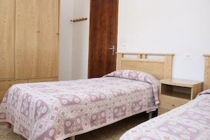 3 habitaciones, tabla de planchar con plancha y ropa de cama 