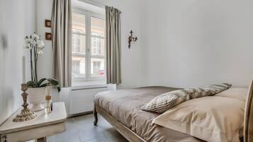 1 habitación, insonorización y tabla de planchar con plancha