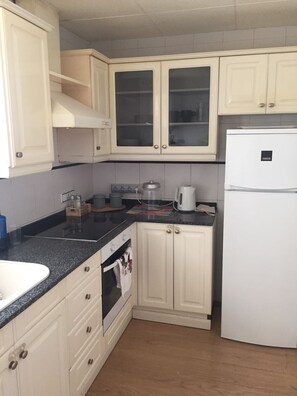 Køleskab, mikrobølgeovn, ovn, kogeplade