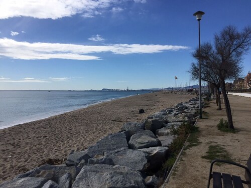 Mukava ja valoisa huoneisto 20 minuutin päässä Barcelonan keskustasta