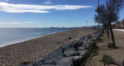 Mukava ja valoisa huoneisto 20 minuutin päässä Barcelonan keskustasta