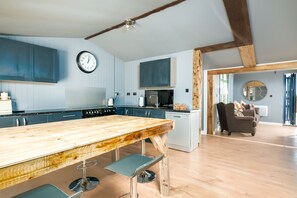 Fridge, microwave, oven, stovetop - Luxury cabin in great location, hot tub, sleeps 18 (Bristol)