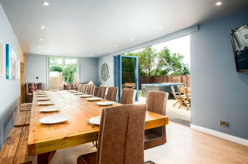 Luxury cabin in great location, hot tub, sleeps 18