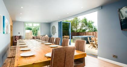 Luxury cabin in great location, hot tub, sleeps 18