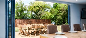 Luxury cabin in great location, hot tub, sleeps 18