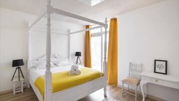 3 chambres, coffres-forts dans les chambres, fer et planche à repasser