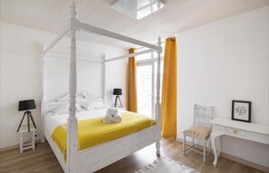 3 bedrooms, in-room safe, iron/ironing board, WiFi