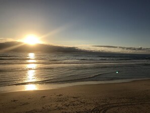 In Strandnähe, Liegestühle, Strandtücher