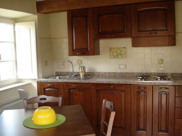 Réfrigérateur, four à micro-ondes, un four, surface de cuisson