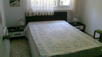 3 dormitorios, tabla de planchar con plancha, ropa de cama