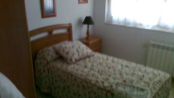 3 bedrooms, iron/ironing board, bed sheets