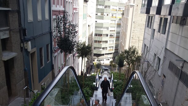 Eine Rolltreppe führt nach draußen zu einem Gebäude, dessen Stufen mit einem Schild in Rot und Weiß versehen sind, das den Zutritt untersagt.