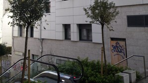Ein modernes Mehrstöckgebäude mit großen Fenstern und Balkonen.