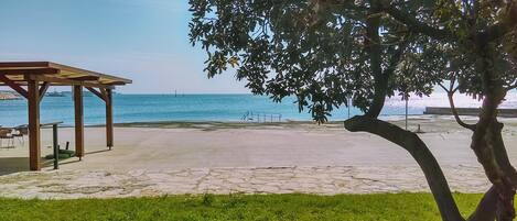 Beach nearby, sun loungers