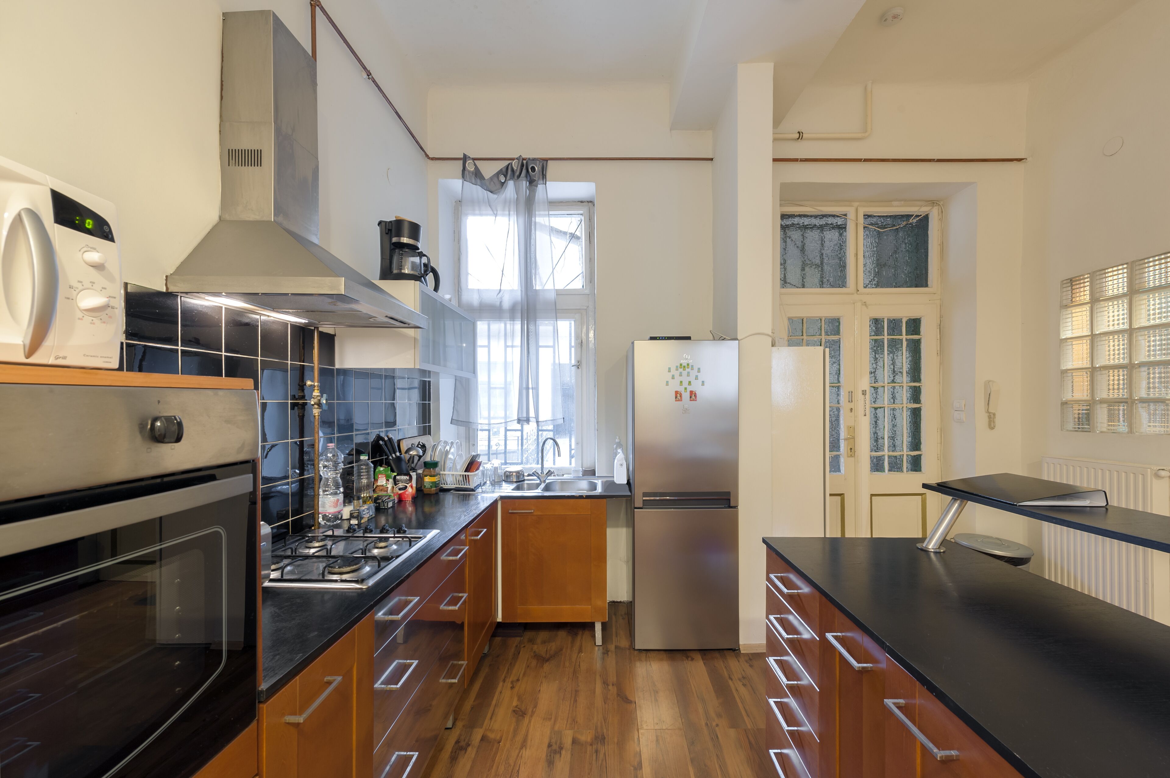 ثلاجة، فرن، محمصة خبز، مستلزمات طهي/أطباق/أوعية