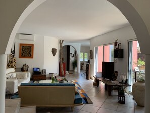 Televisor intel·ligent, taula de tennis de taula, llibres i estèreo 