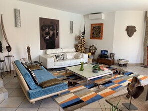 スマートテレビ、卓球台、書庫、ステレオ