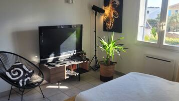 3 habitaciones, escritorio, tabla de planchar con plancha y wifi gratis