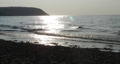 Llainddu maalaistalo ihana omakotitalo, kauniit näkymät, puutarhat ja metsä