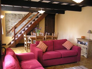 TV, peis, DVD-spiller og bøker